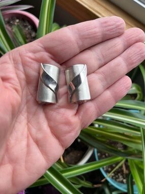 Vtg Silver Tone Metal Curved Ribbed MCM Modernistic Clip On Earrings